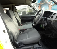 2013-toyota-hiace-small-10