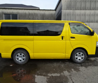 2013-toyota-hiace-small-3