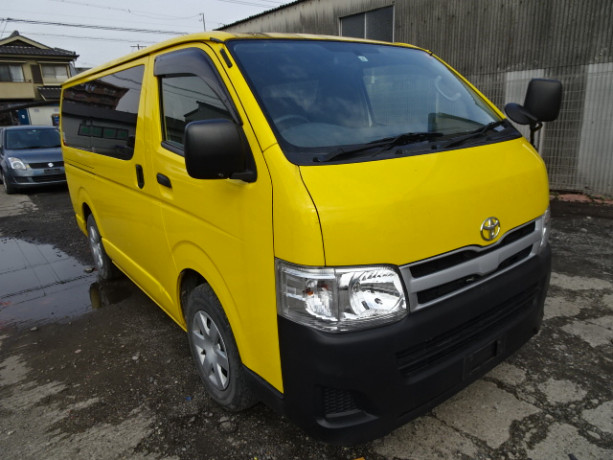 2013-toyota-hiace-big-0