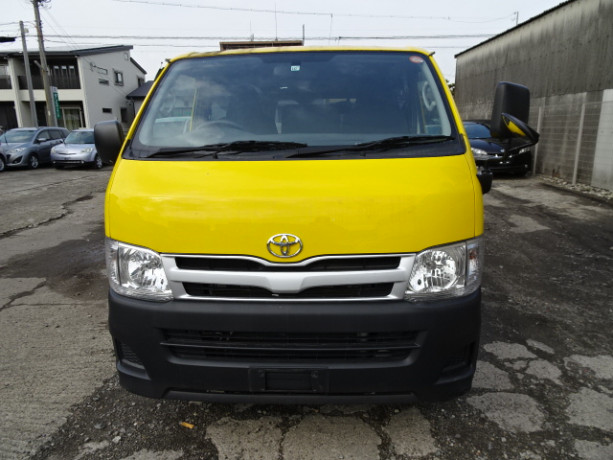 2013-toyota-hiace-big-18