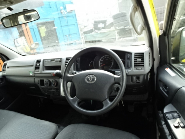 2013-toyota-hiace-big-11