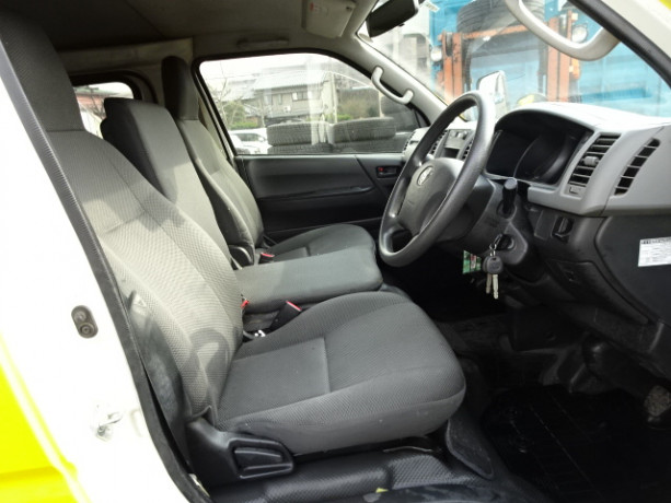 2013-toyota-hiace-big-10