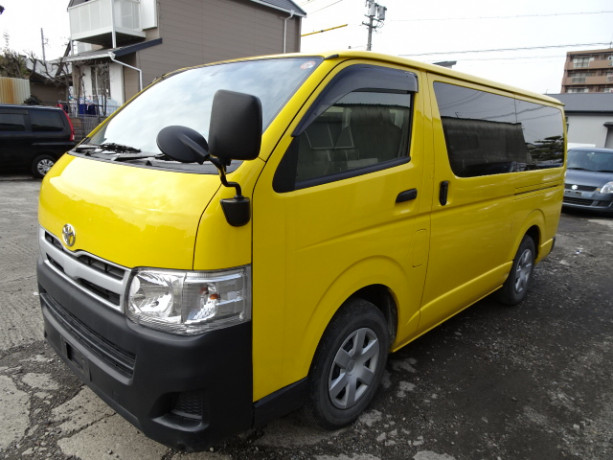 2013-toyota-hiace-big-1