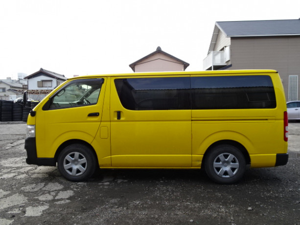 2013-toyota-hiace-big-17