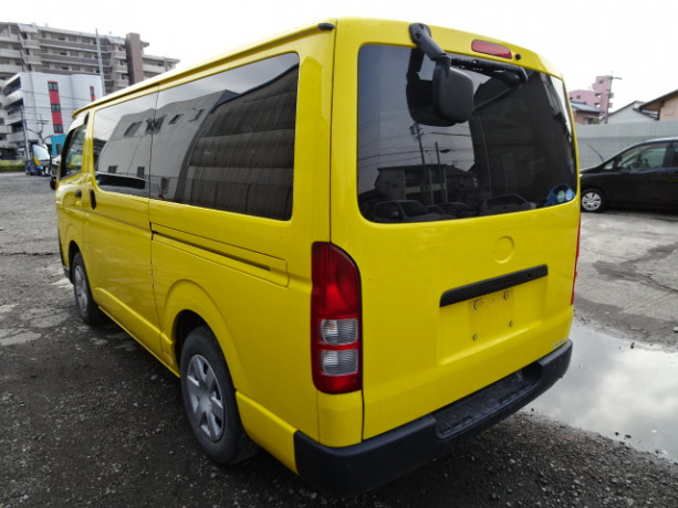 2013-toyota-hiace-big-16