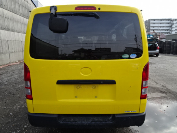 2013-toyota-hiace-big-13