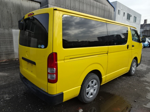 2013-toyota-hiace-big-12