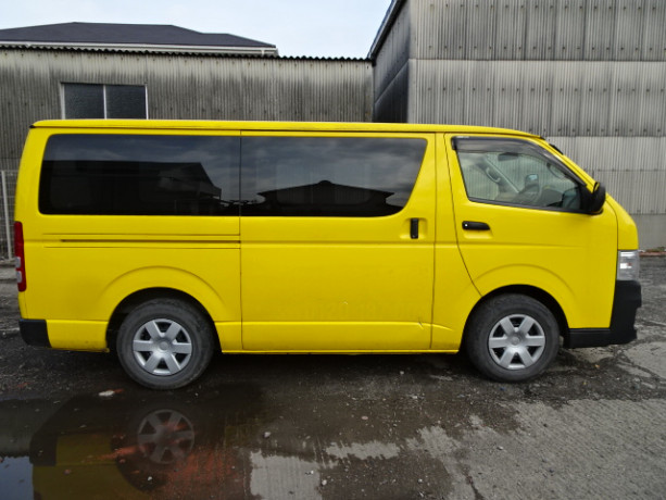 2013-toyota-hiace-big-3