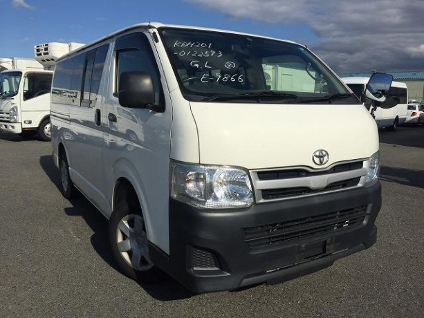 2013-toyota-hiace-big-0