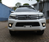 2016-toyota-hilux-small-1