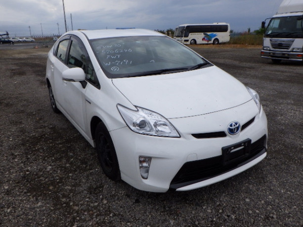 toyota-prius-big-0