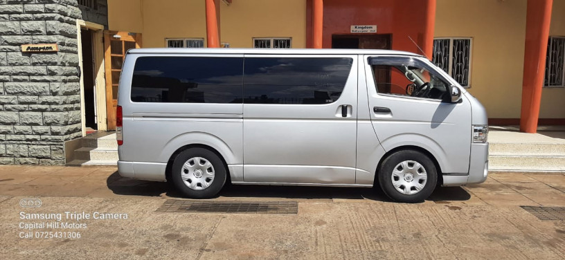 toyota-hiace-big-0