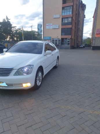 toyota-crown-royal-saloon-big-2