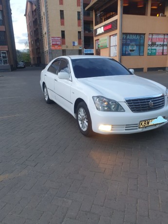 toyota-crown-royal-saloon-big-1