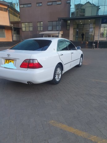 toyota-crown-royal-saloon-big-7