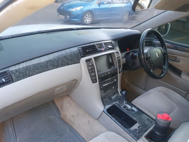 toyota-crown-royal-saloon-big-8