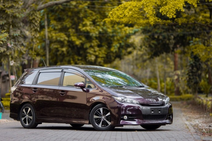 toyota-wish-2014-brown-big-1