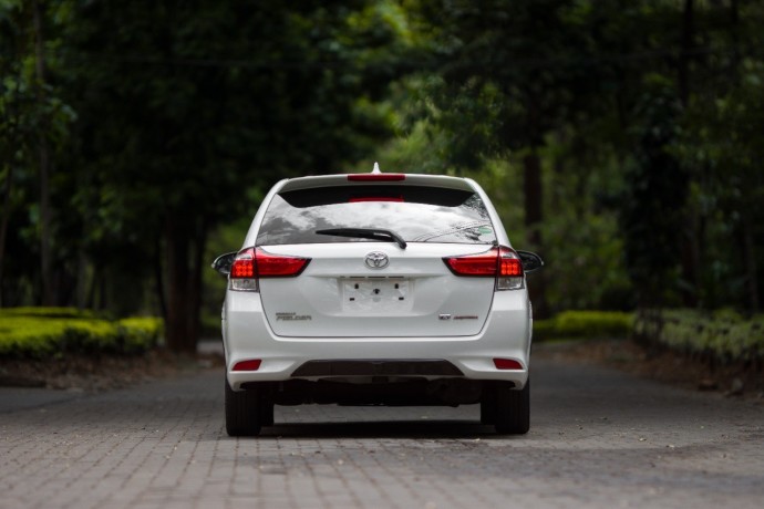 toyota-fielder-2015-white-big-9