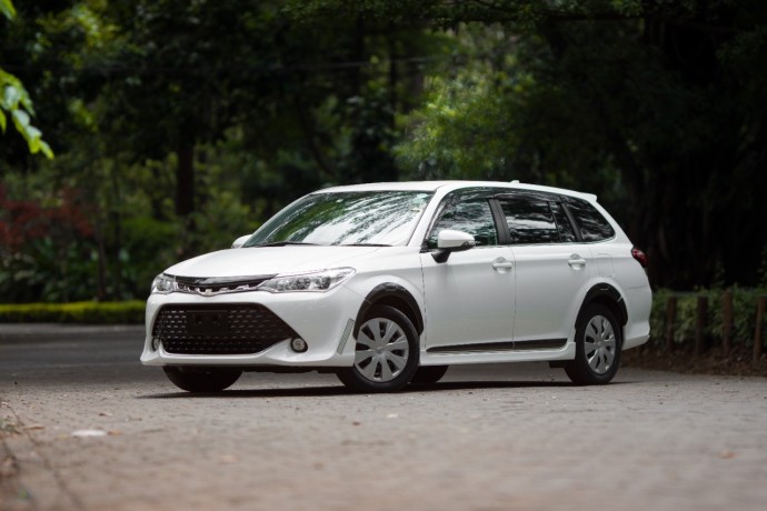 toyota-fielder-2015-white-big-17
