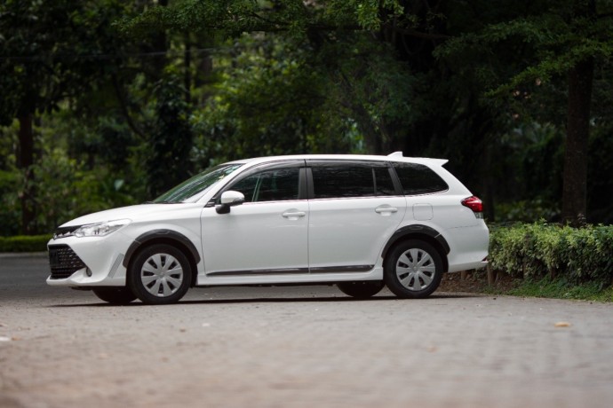 toyota-fielder-2015-white-big-3