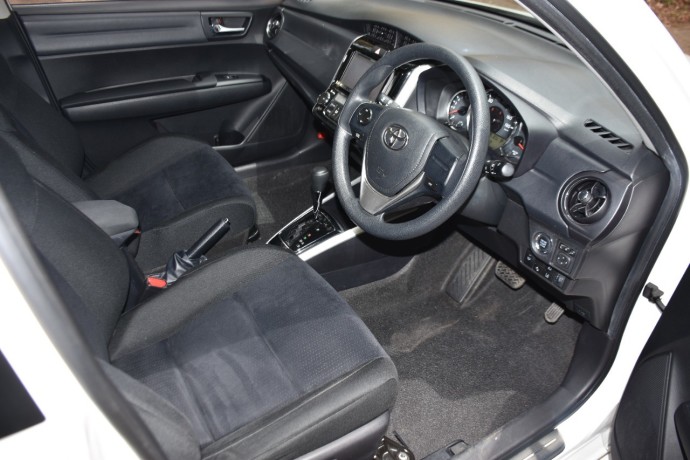 toyota-fielder-2015-white-big-7