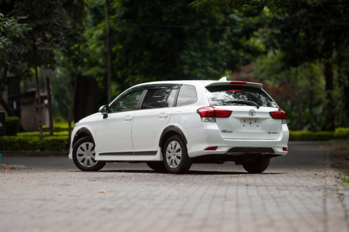 toyota-fielder-2015-white-big-12