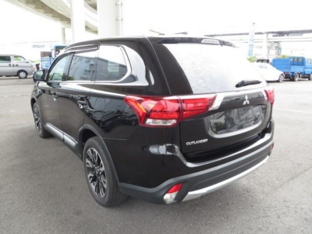 mitsubihi-outlander-2015-black-big-8